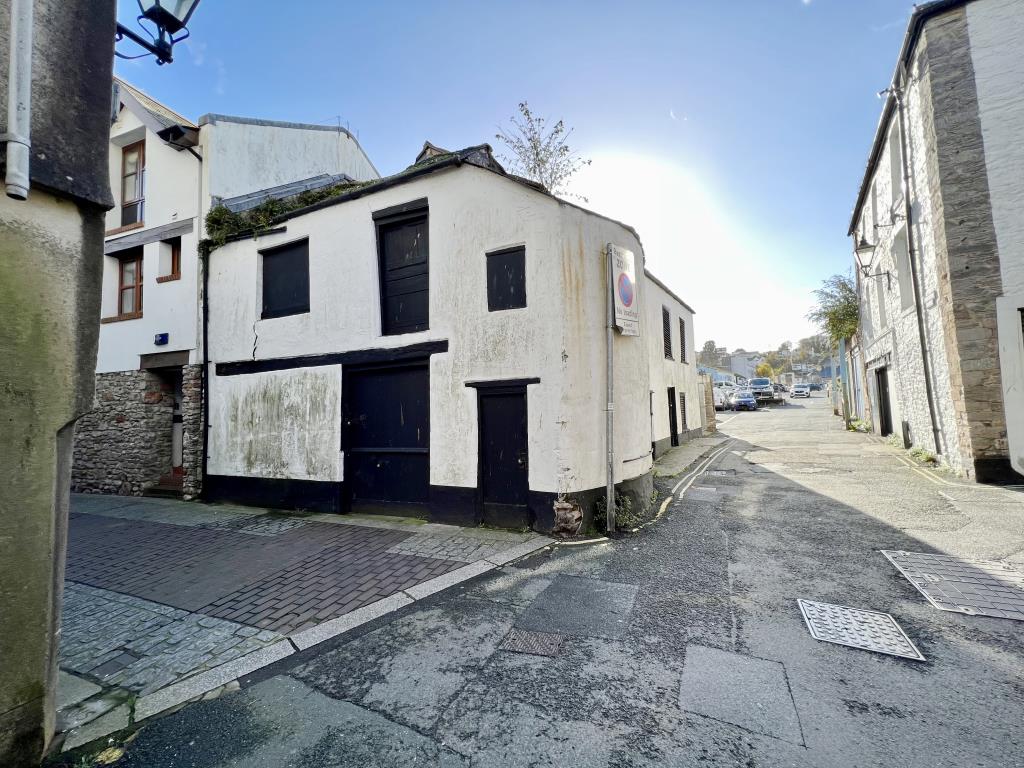 Lot: 111 - TOWN CENTRE DEVELOPMENT OPPORTUNITY WITH APPROVED PLANNING PERMISSION - General view of side of building